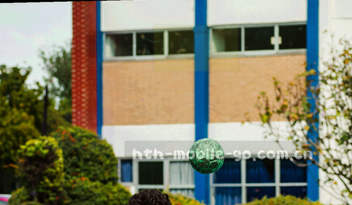 手机、平板与桌面设备轮廓由同一条连线串起的抽象示意图